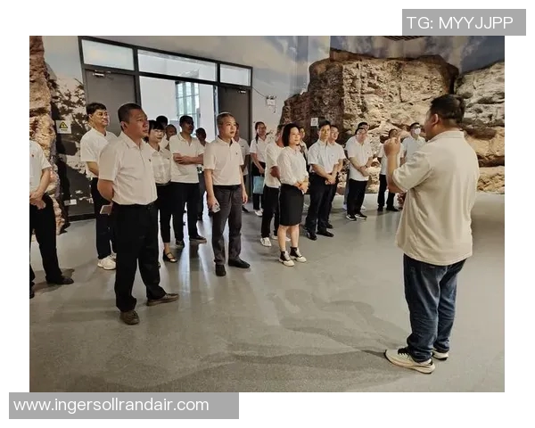 王健林与足球明星同框合影展现体育与商业的完美结合与友谊的力量 王健林与足球明星同框合影展现体育与商业的完美结合与友谊的力量